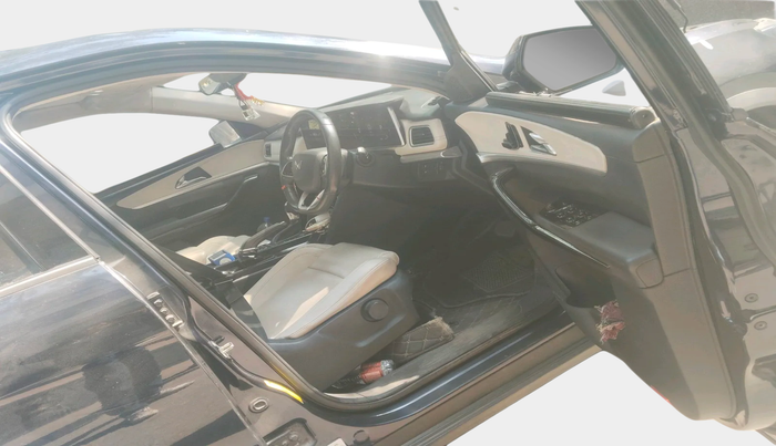 2022 Mahindra XUV700 AX 7 D AT 7 STR, Diesel, Automatic, 37,361 km, interior