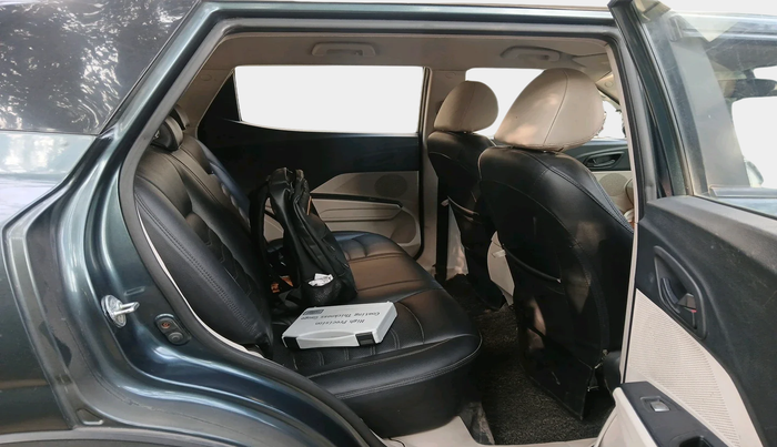 2019 Mahindra XUV300 W6 1.5 DIESEL, Diesel, Manual, 1,07,006 km, interior