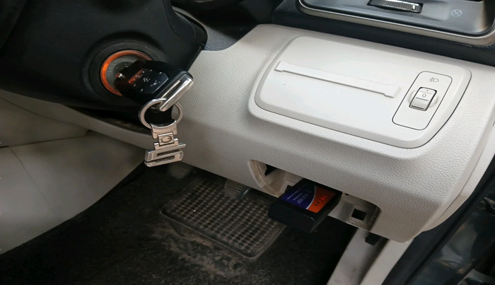 2019 Mahindra XUV300 W6 1.5 DIESEL, Diesel, Manual, 1,07,006 km, interior