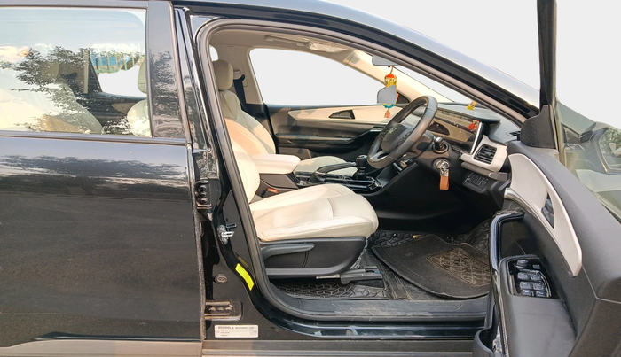 2024 Mahindra XUV700 AX 5 P MT 7 STR, Petrol, Manual, 13,398 km, interior