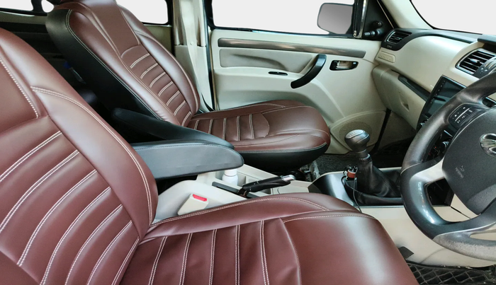 2017 Mahindra Scorpio S6 PLUS 1.99 INTELLI-HYBRID, Diesel, Manual, 57,432 km, interior