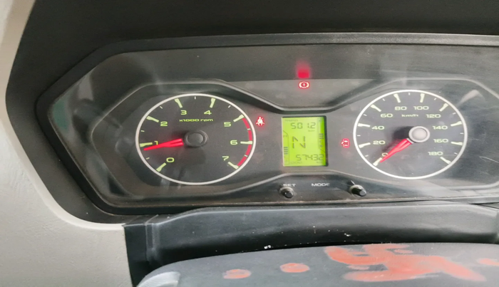 2017 Mahindra Scorpio S6 PLUS 1.99 INTELLI-HYBRID, Diesel, Manual, 57,432 km, interior