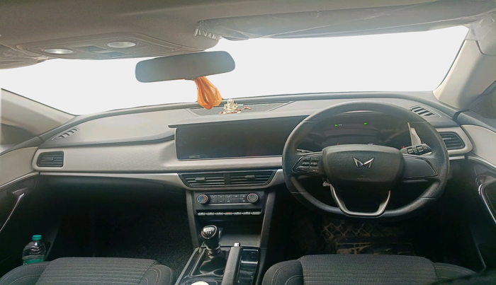 2022 Mahindra XUV700 AX 5 P MT 5 STR, Petrol, Manual, 53,587 km, interior