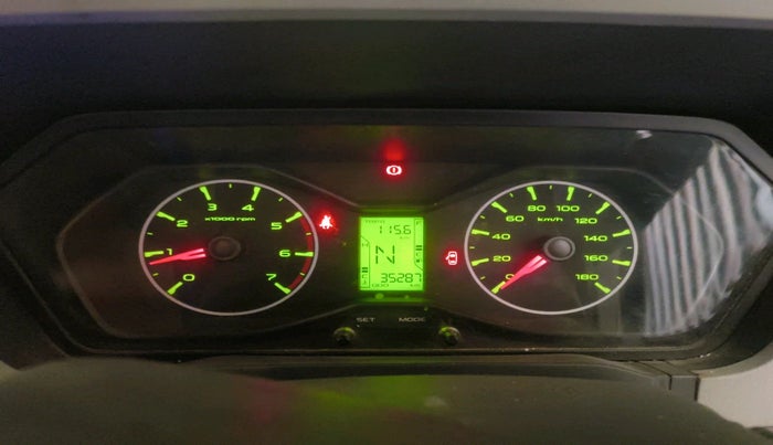 2017 Mahindra Scorpio S4 PLUS 1.99 INTELLI-HYBRID, Diesel, Manual, 35,287 km, interior