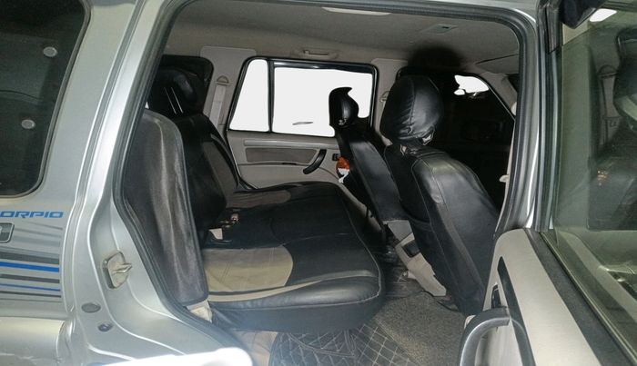 2017 Mahindra Scorpio S4 PLUS 1.99 INTELLI-HYBRID, Diesel, Manual, 1,48,978 km, interior