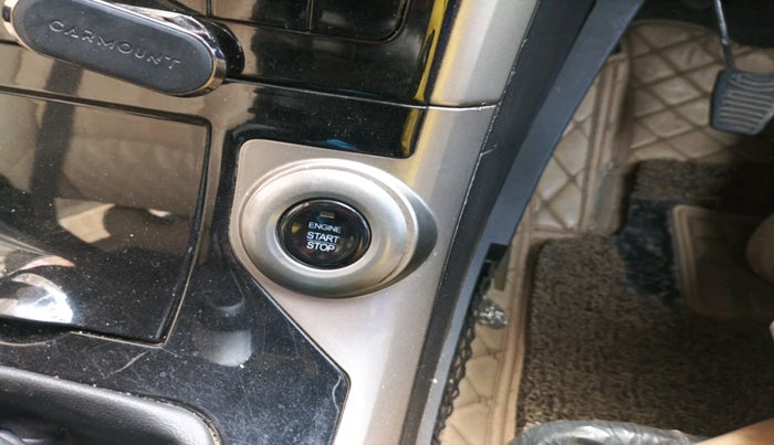 2018 Mahindra XUV500 W7, Diesel, Manual, 78,338 km, interior