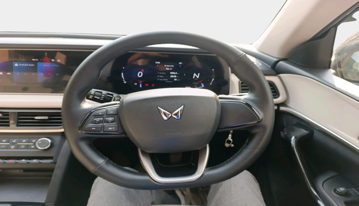 2022 Mahindra XUV700 AX 5 P MT 7 STR, Petrol, Manual, 27,166 km, interior