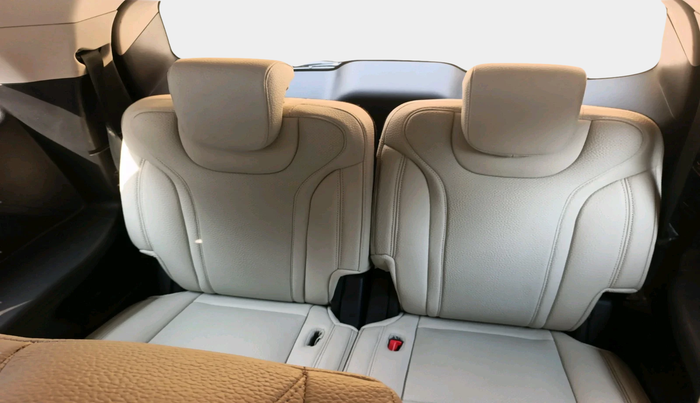 2022 Mahindra XUV700 AX 5 P MT 7 STR, Petrol, Manual, 27,166 km, interior