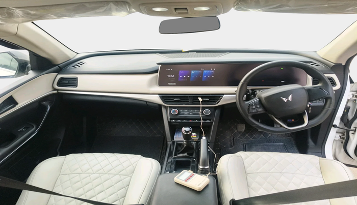 2022 Mahindra XUV700 AX 5 D MT 5 STR, Diesel, Manual, 45,911 km, interior