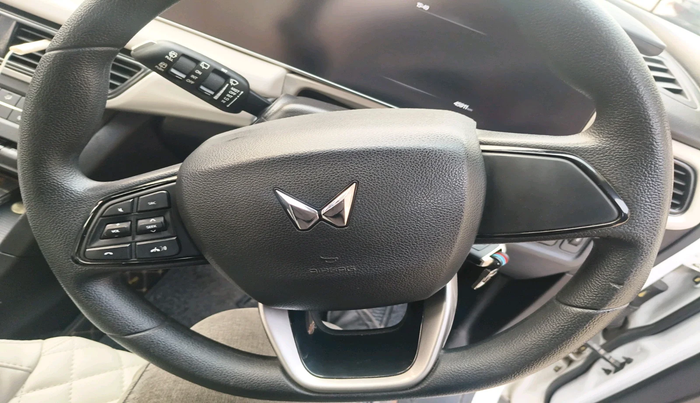 2022 Mahindra XUV700 AX 5 D MT 5 STR, Diesel, Manual, 45,911 km, interior