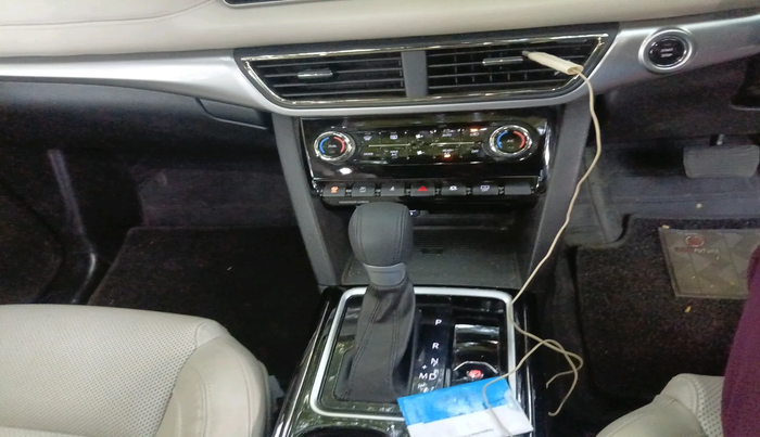 2024 Mahindra XUV700 AX 7 LUXURY P AT 7 STR, Petrol, Automatic, 8,684 km, interior