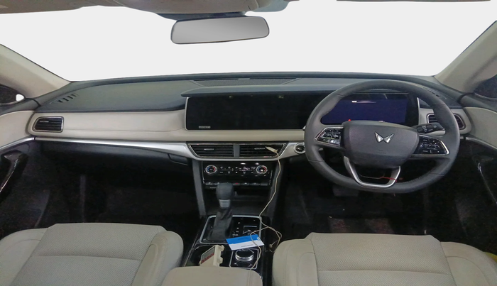 2024 Mahindra XUV700 AX 7 LUXURY P AT 7 STR, Petrol, Automatic, 8,684 km, interior