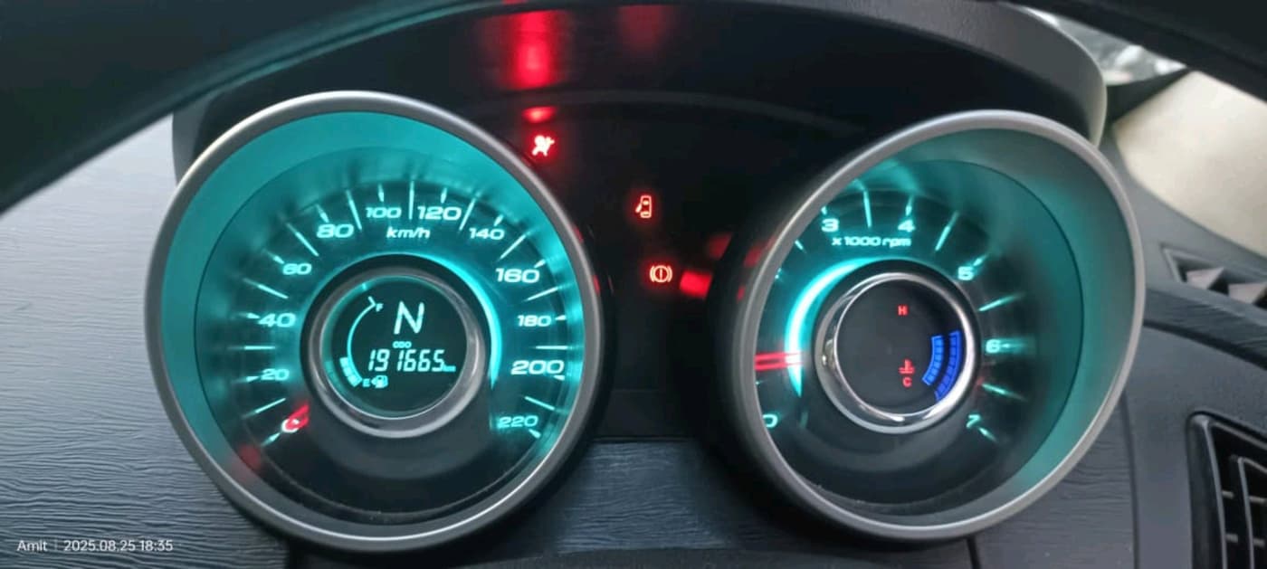 2015 Mahindra XUV500 W6, Diesel, Manual, 1,91,665 km, interior