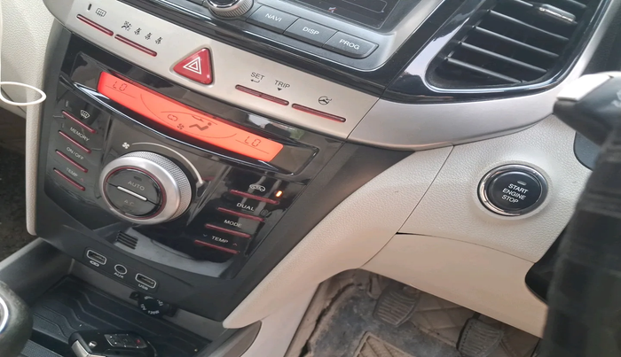 2019 Mahindra XUV300 W8 (O) 1.5 DIESEL, Diesel, Manual, 83,314 km, interior
