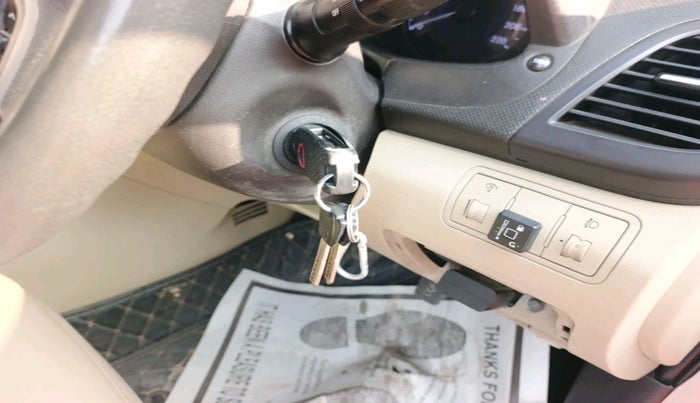 2011 Hyundai Verna FLUIDIC 1.6 VTVT SX, Petrol, Manual, 1,30,367 km, interior