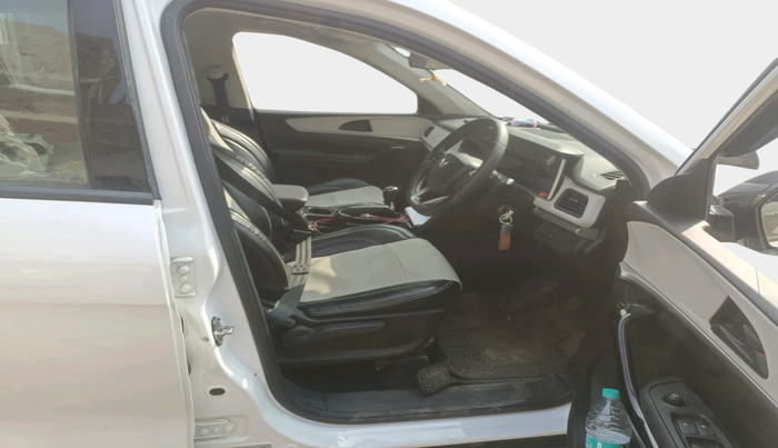 2023 Mahindra XUV700 AX 5 P MT 7 STR, Petrol, Manual, 24,158 km, interior