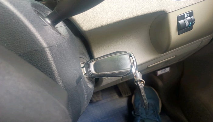 2017 Mahindra Kuv100 K2 6 STR, Petrol, Manual, 27,610 km, interior