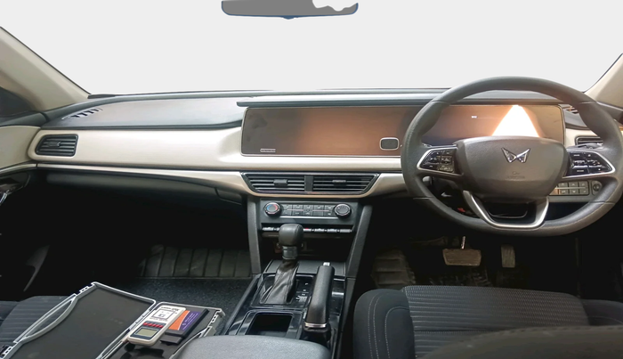 2022 Mahindra XUV700 AX 5 P AT 5 STR, Petrol, Automatic, 33,473 km, interior