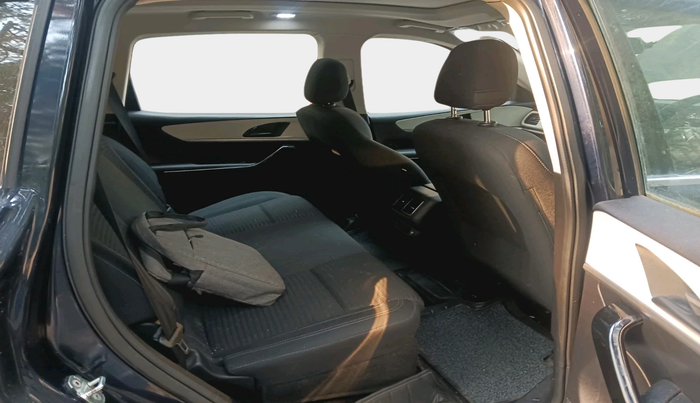 2022 Mahindra XUV700 AX 5 P AT 5 STR, Petrol, Automatic, 33,473 km, interior