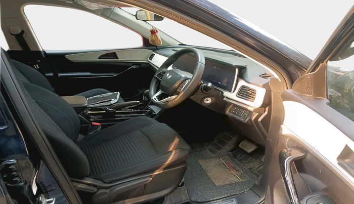 2022 Mahindra XUV700 AX 5 P AT 5 STR, Petrol, Automatic, 33,473 km, interior