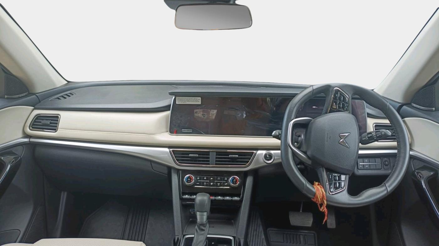 2024 Mahindra XUV700 AX 7 LUXURY D AT 7 STR, Diesel, Automatic, 15,872 km, interior