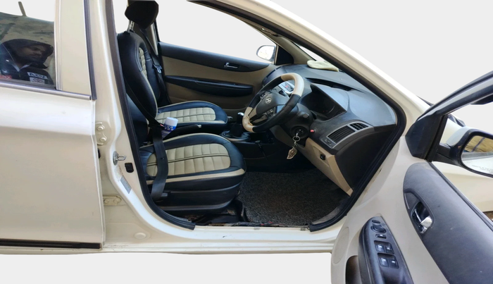 2013 Hyundai i20 SPORTZ 1.2, Petrol, Manual, 1,11,819 km, interior