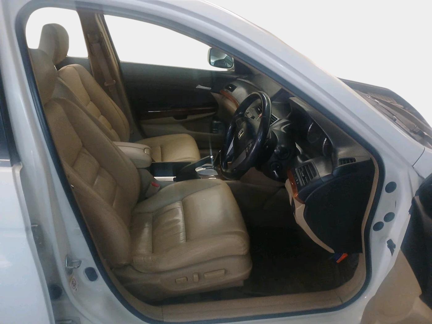 2011 Honda Accord 2.4L I-VTEC AT, Petrol, Automatic, 1,20,541 km, interior