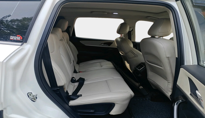 2021 Mahindra XUV700 AX 7 P AT 7 STR, Petrol, Automatic, 71,135 km, interior