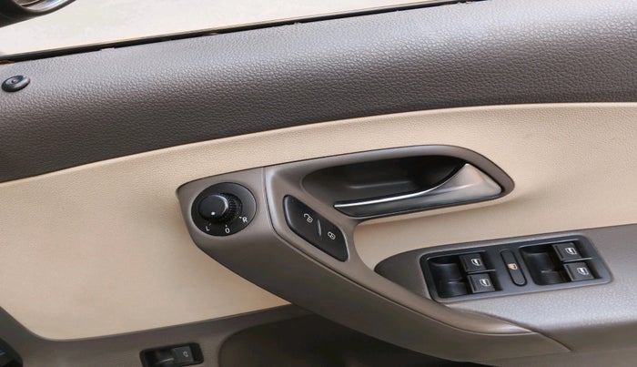 2013 Volkswagen Vento HIGHLINE 1.6 MPI, Petrol, Manual, 98,915 km, interior