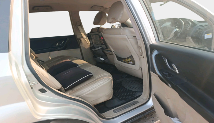 2016 Mahindra XUV500 W8, Diesel, Manual, 1,18,730 km, interior
