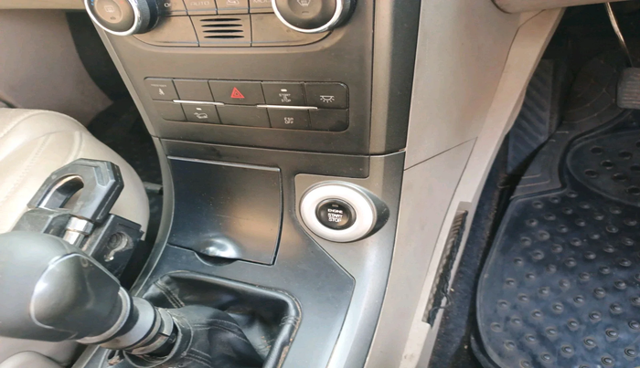 2016 Mahindra XUV500 W8, Diesel, Manual, 1,18,730 km, interior