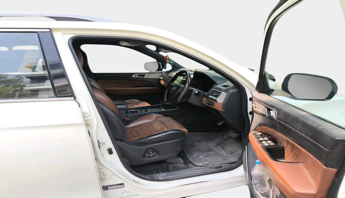 2018 Mahindra ALTURAS G4 4WD AT, Diesel, Automatic, 1,28,589 km, interior