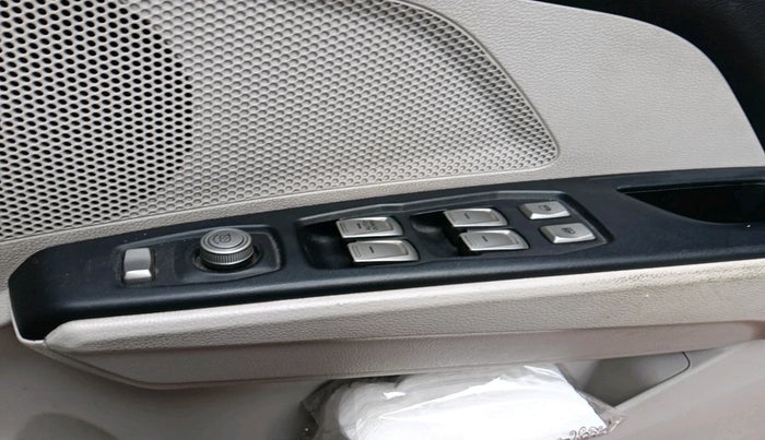 2019 Mahindra XUV300 W6 1.2 PETROL, Petrol, Manual, 38,377 km, interior