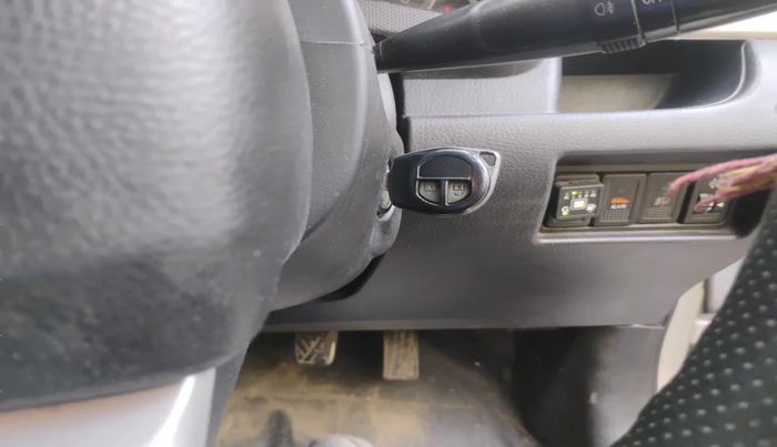 2013 Maruti Swift VXI, CNG, Manual, 1,34,332 km, interior