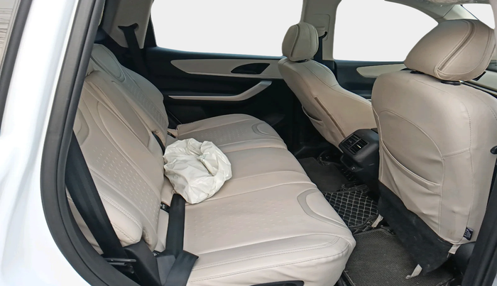 2024 Mahindra XUV700 AX 5 P MT 5 STR, Petrol, Manual, 28,597 km, interior