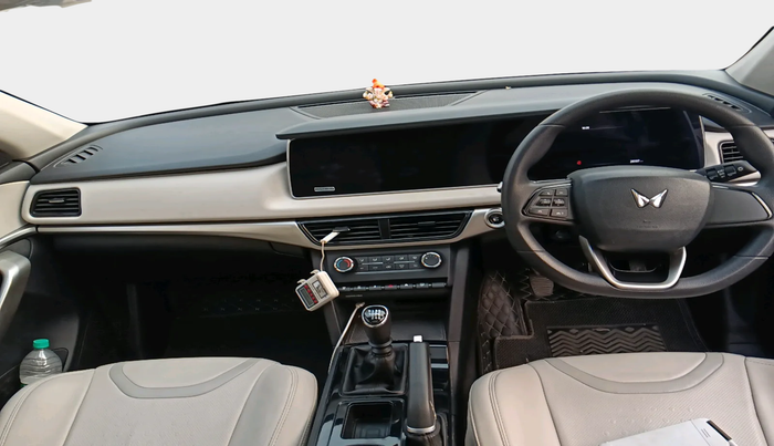 2024 Mahindra XUV700 AX 5 P MT 5 STR, Petrol, Manual, 28,597 km, interior