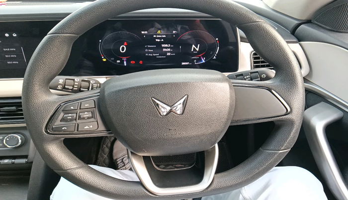 2024 Mahindra XUV700 AX 5 P MT 5 STR, Petrol, Manual, 28,597 km, interior