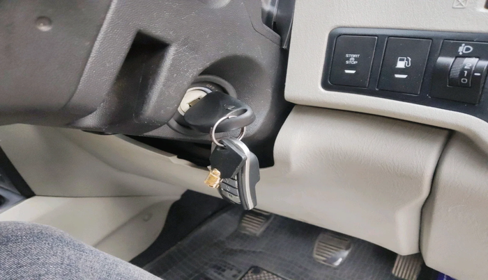 2017 Mahindra Scorpio S4 PLUS 1.99 INTELLI-HYBRID, Diesel, Manual, 96,766 km, interior