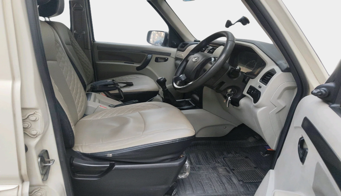 2017 Mahindra Scorpio S4 PLUS 1.99 INTELLI-HYBRID, Diesel, Manual, 96,766 km, interior