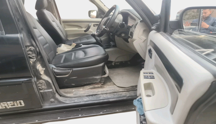 2017 Mahindra Scorpio S6 PLUS, Diesel, Manual, 44,389 km, interior