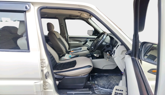 2017 Mahindra Scorpio S4 PLUS 1.99 INTELLI-HYBRID, Diesel, Manual, 87,104 km, interior
