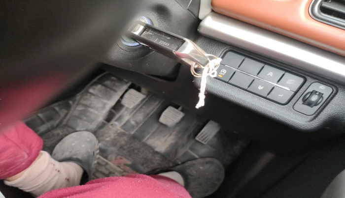 2022 Mahindra XUV700 AX 3 P MT 5 STR, Petrol, Manual, 16,370 km, interior