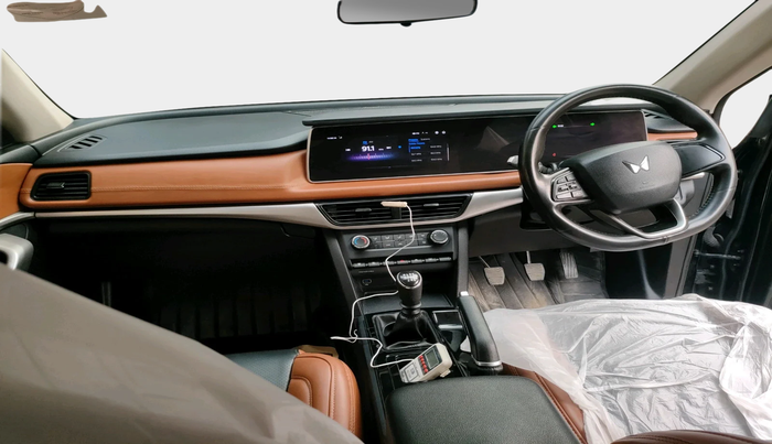 2022 Mahindra XUV700 AX 3 P MT 5 STR, Petrol, Manual, 16,370 km, interior