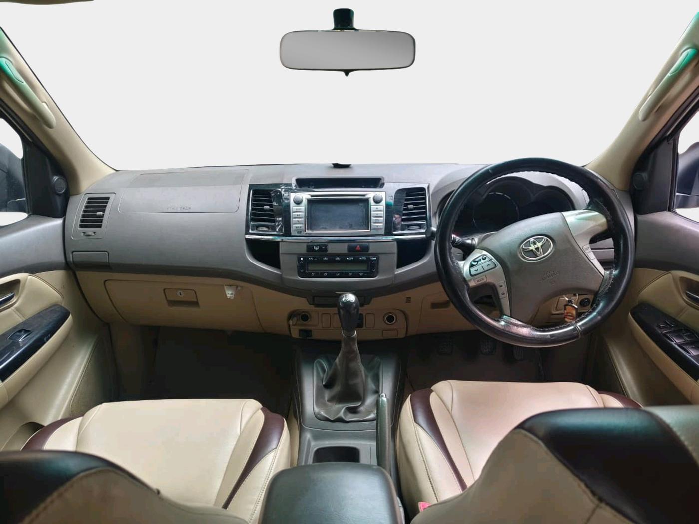 2013 Toyota Fortuner 3.0 4X2 MT, Diesel, Manual, 2,22,949 km, interior