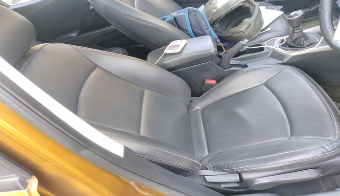 2022 Mahindra XUV300 W8 (O) 1.2 PETROL, Petrol, Manual, 26,831 km, interior