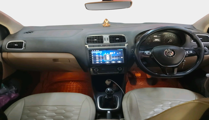 2016 Volkswagen Polo HIGHLINE1.2L, Petrol, Manual, 1,56,881 km, interior