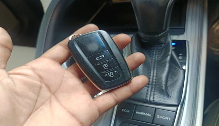 2019 Toyota Camry HYBRID, Hybrid, Automatic, 64,775 km, interior