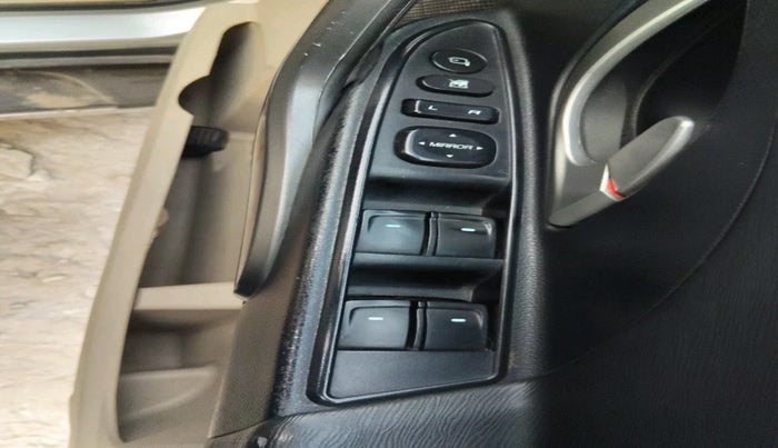 2017 Mahindra XUV500 W6 1.99, Diesel, Manual, 72,624 km, interior