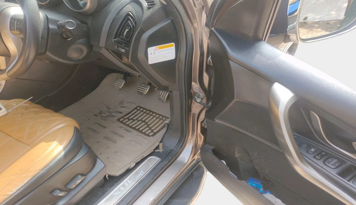 2018 Mahindra XUV500 W11, Diesel, Manual, 71,536 km, interior