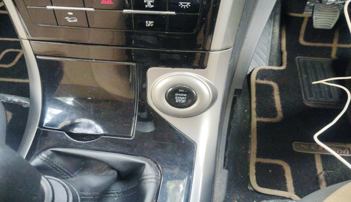 2021 Mahindra XUV500 W9, Diesel, Manual, 1,23,405 km, interior